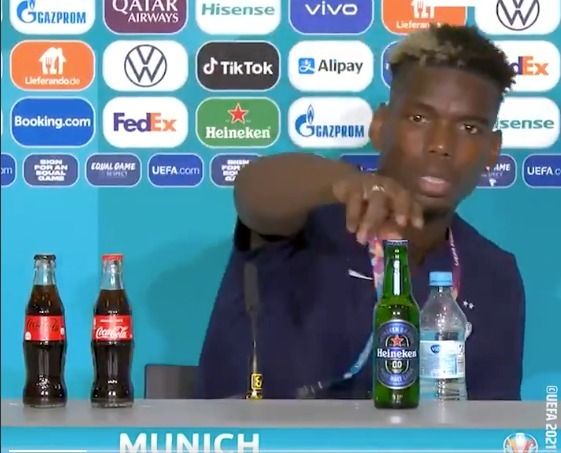 Paul Pogba entfernt die Bierflasche.