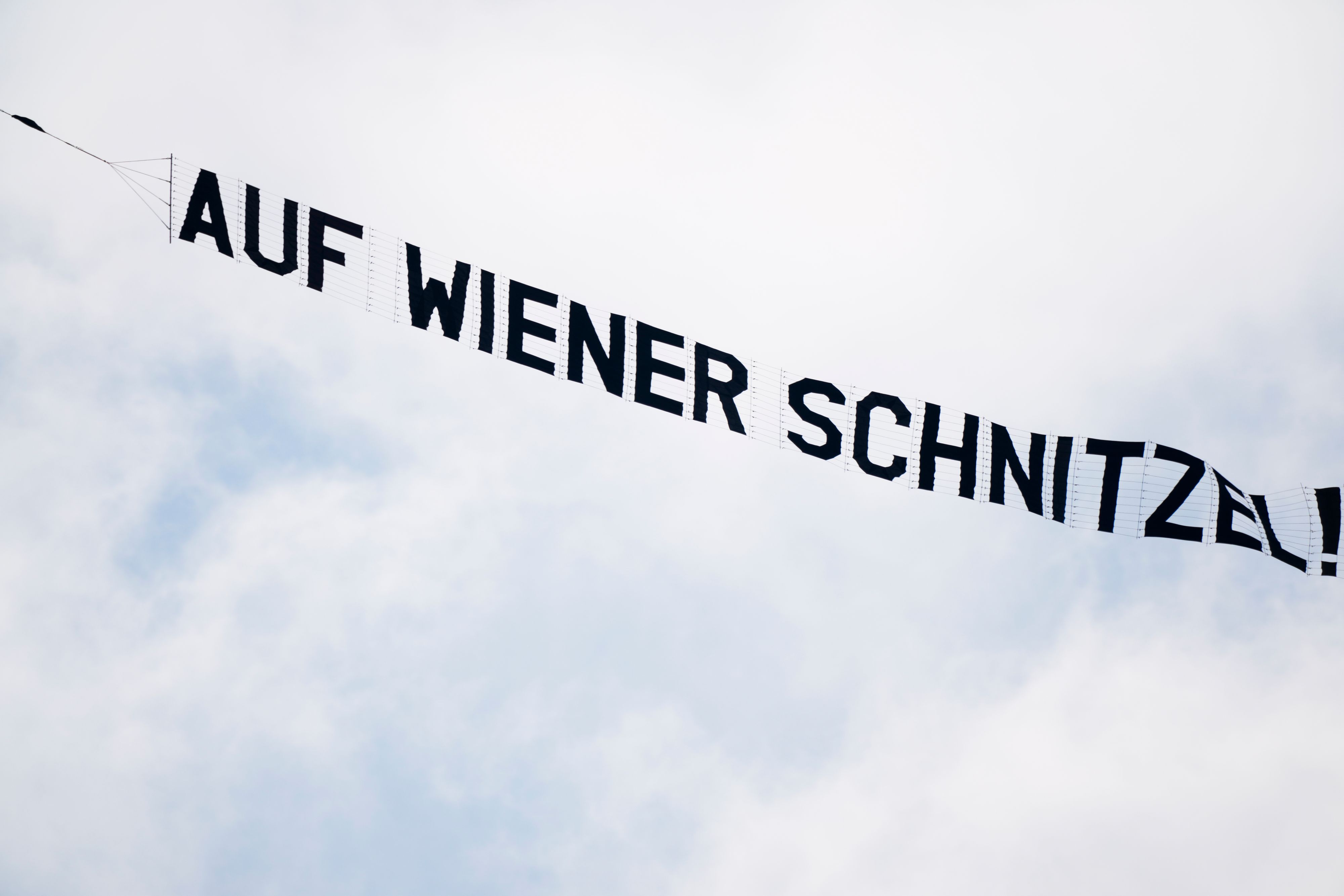 Ein Flugzeug kreiste mit diesem frechen Spruch über Amsterdam.