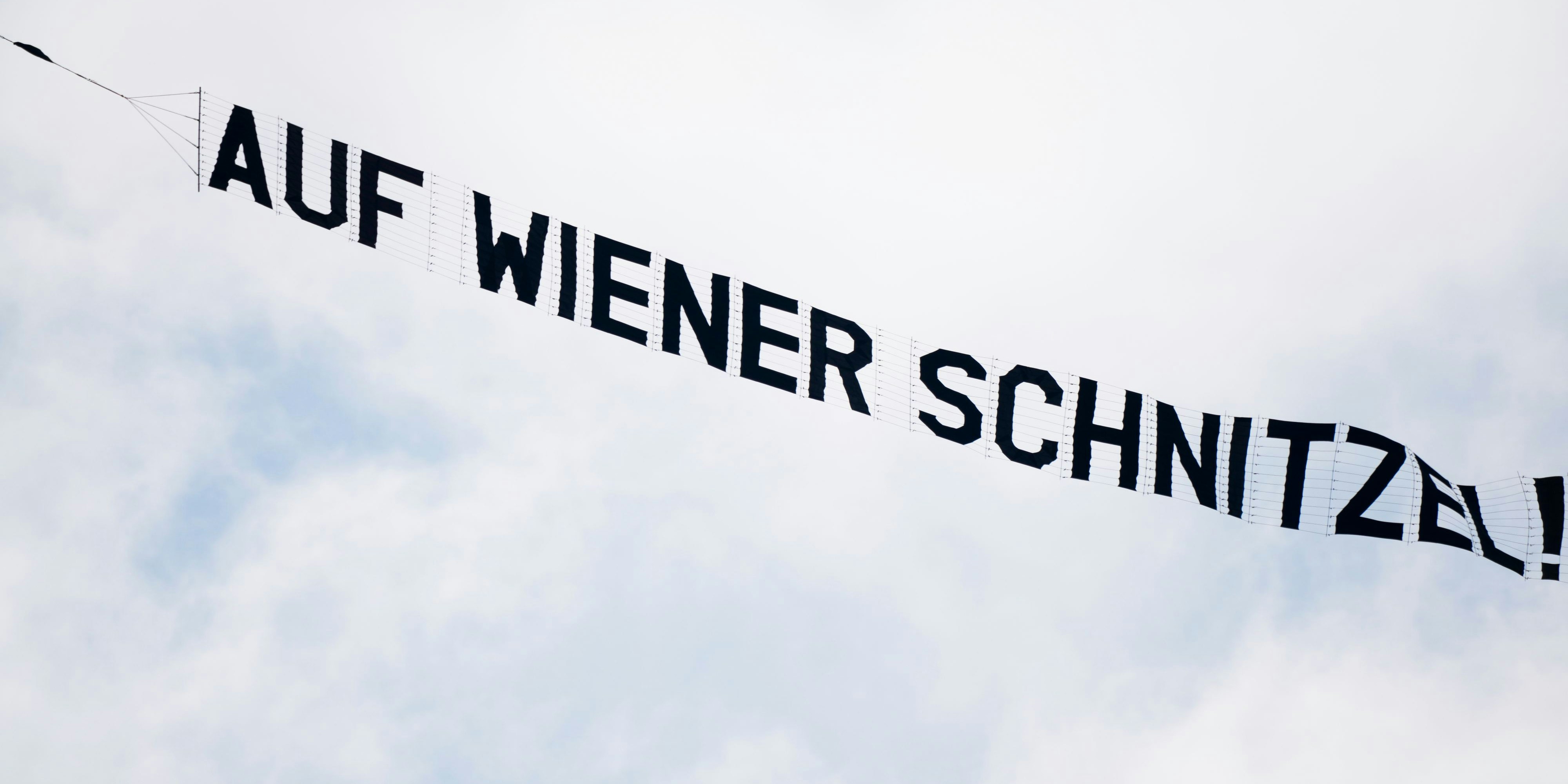 Ein Flugzeug kreiste mit diesem frechen Spruch über Amsterdam.