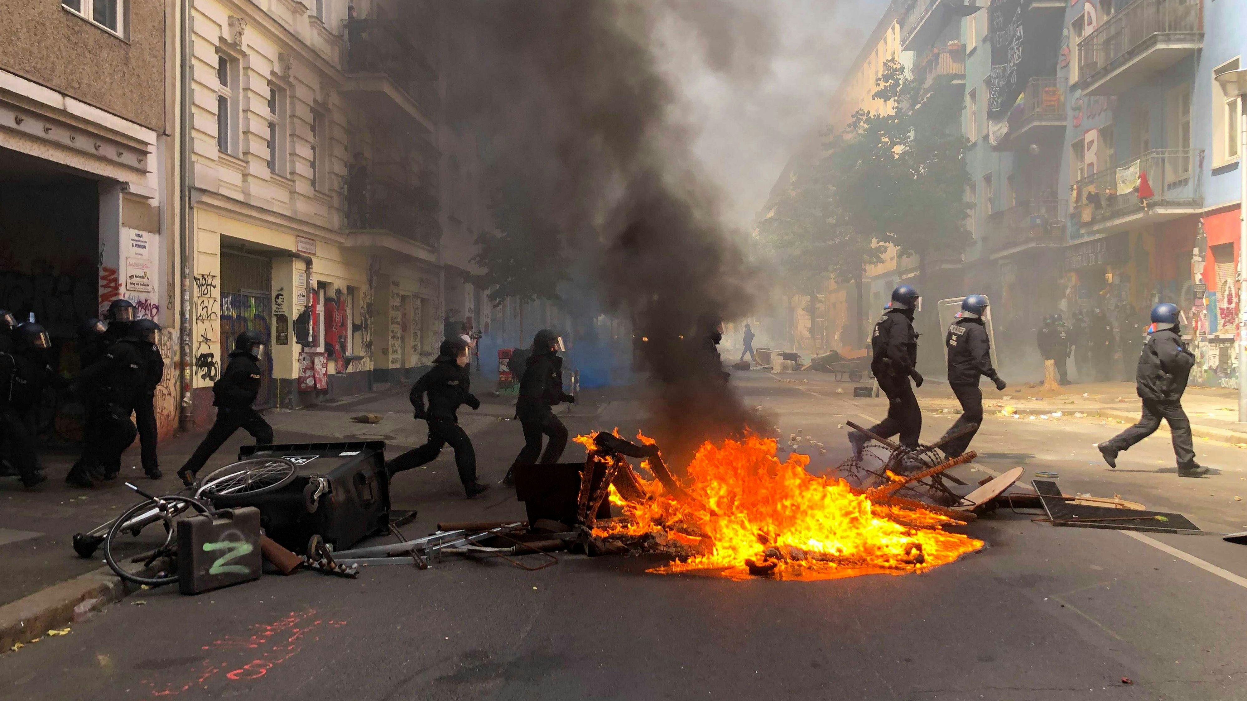 Die Lage rund um das teilbesetzte Haus in der Rigaer Straße in Berlin-Friedrichshain ist eskaliert.