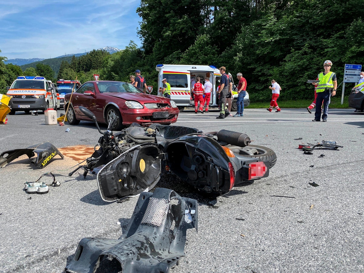 Frontalunfall am Dienstag Nachmittag auf der Völser Landesstrasse Abzweigung Götzner Auffahrt.  Ein PKW und ein Mopedlenker stiessen frontal zusammen, der Lenker des Mopeds wurde unter Reanimationsbedingungen in das Krankenhaus Innsbruck verbracht, der PKW Lenker blieb unverletzt. PI VI WILTEN