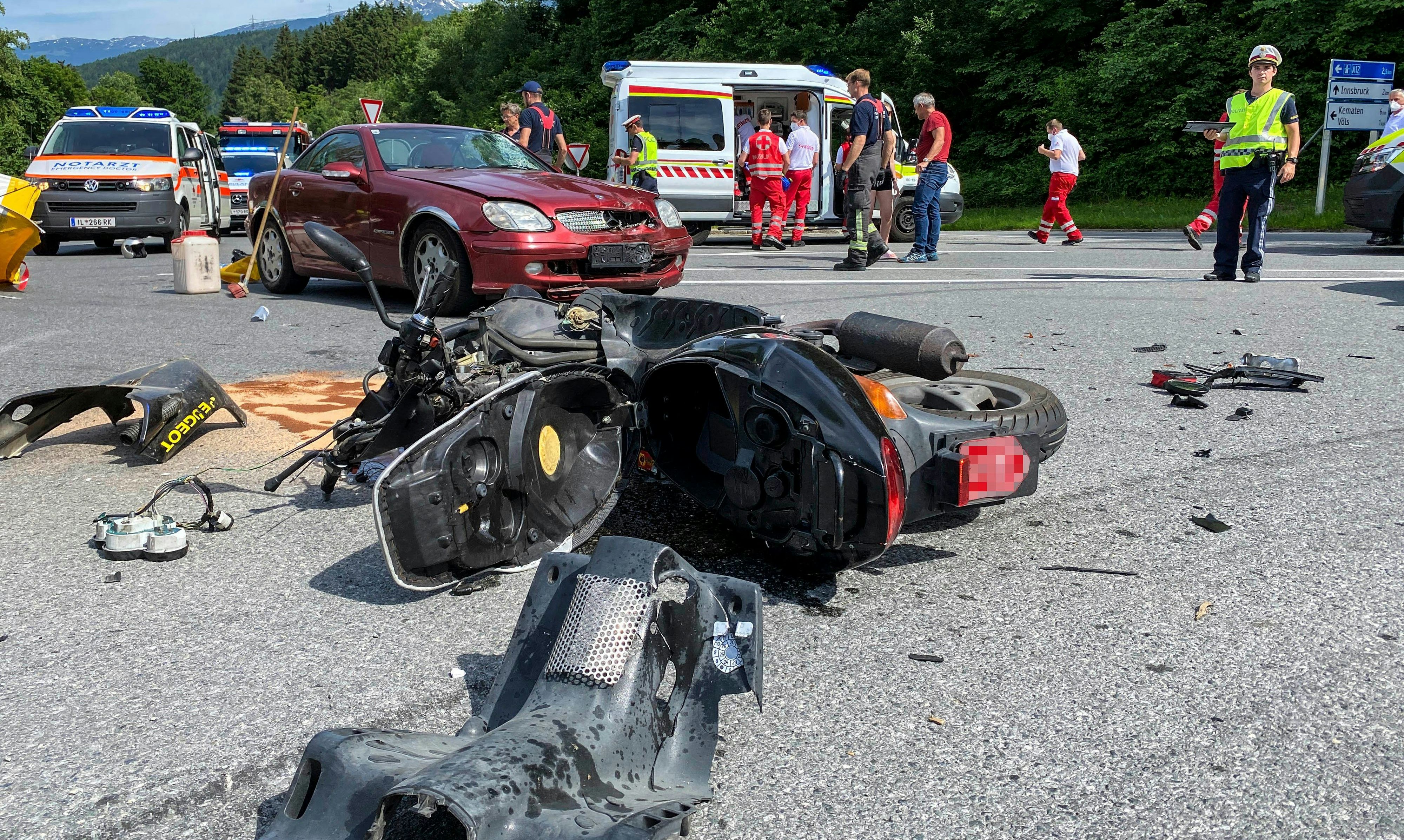 Frontalunfall am Dienstag Nachmittag auf der Völser Landesstrasse Abzweigung Götzner Auffahrt.  Ein PKW und ein Mopedlenker stiessen frontal zusammen, der Lenker des Mopeds wurde unter Reanimationsbedingungen in das Krankenhaus Innsbruck verbracht, der PKW Lenker blieb unverletzt. PI VI WILTEN