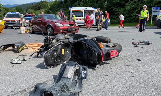 Trümmerfeld um die Unfallstelle auf der Völser Landesstraße, Abzweigung Götzner Auffahrt.