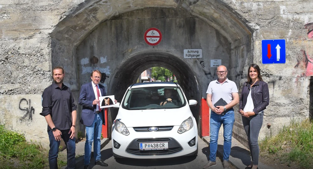 Bürgermeister M. Stadler (2. v. r.) vor Mauseloch in St. Pölten