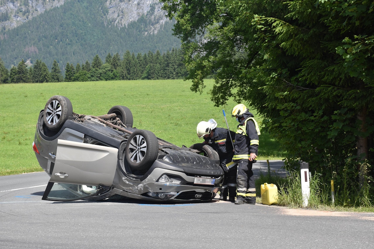 Heute.at - Schwangere überschlägt sich bei Überholmanöver