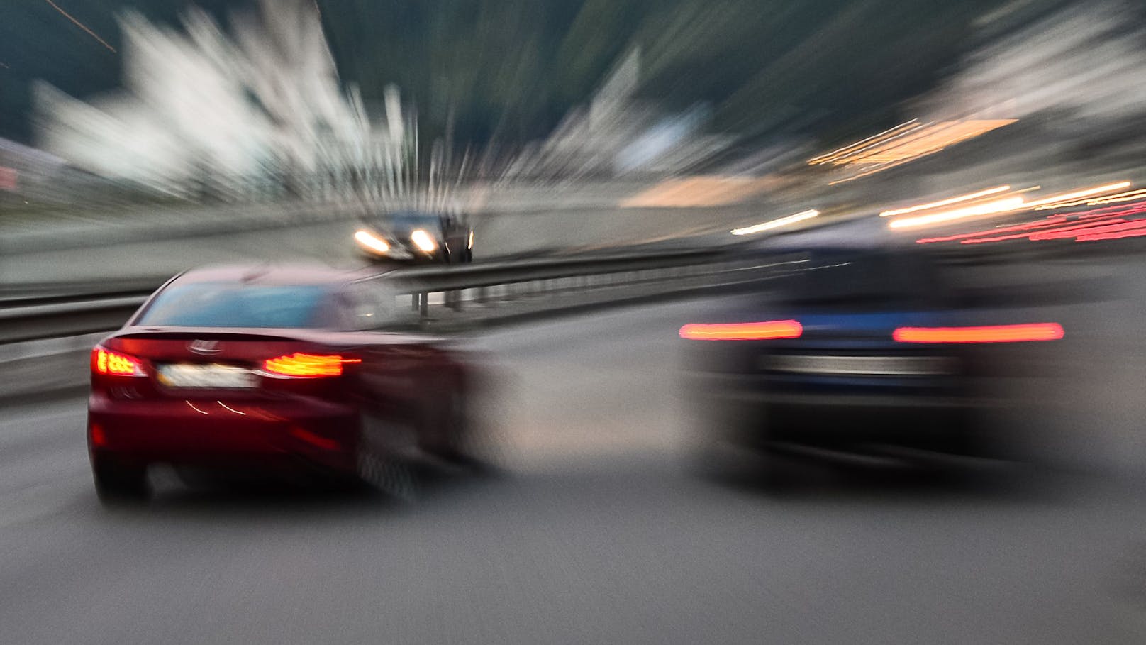 Illegales Straßenrennen in der Salzburger Innenstadt: Ein 19-Jähriger ging den Beamten ins Netz, er ist seinen Führerschein wohl los