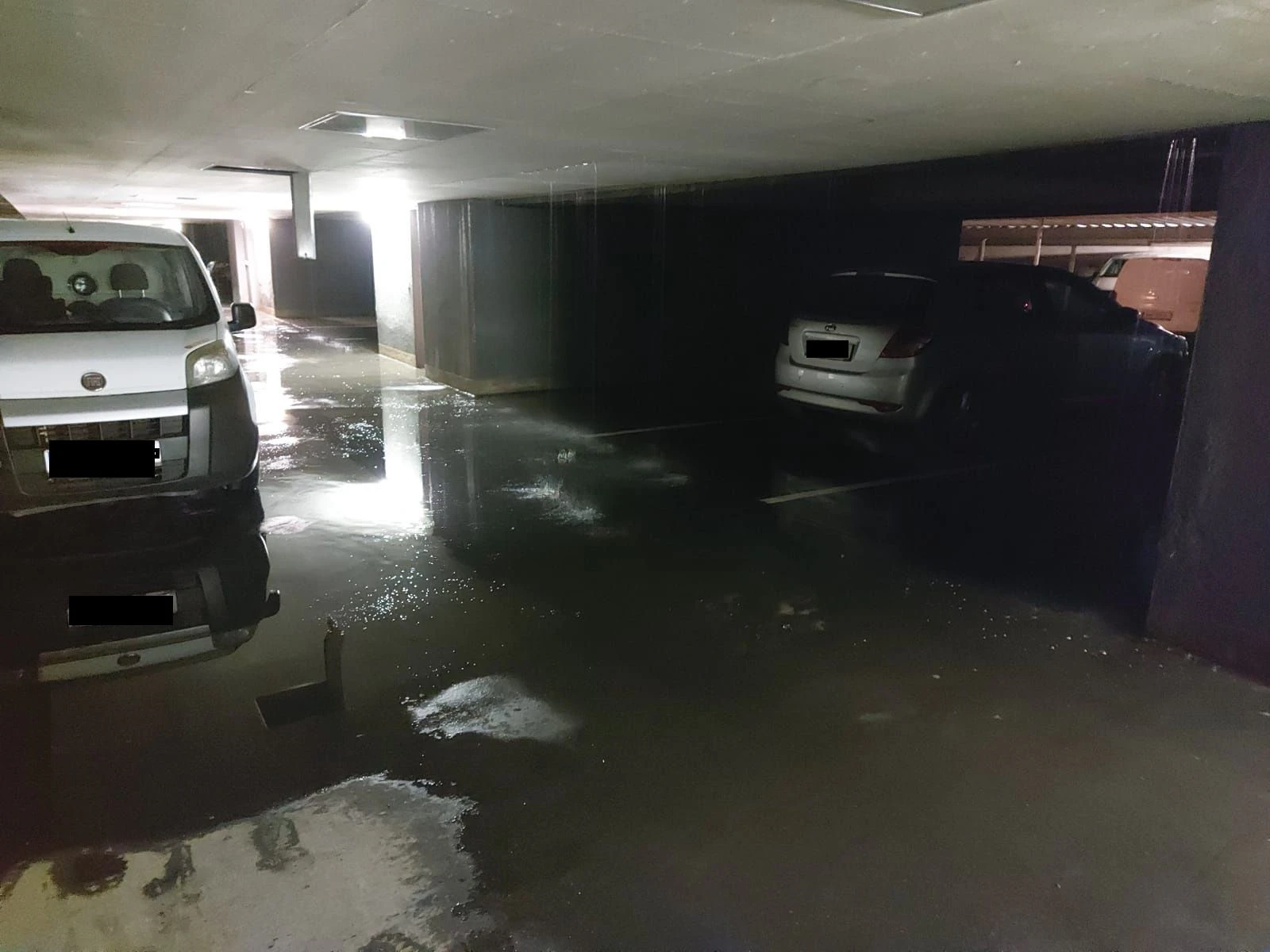 Auch in der ebenerdigen Tiefgarage, einen Stock unter der Wohnung, tropfte es von der Decke.