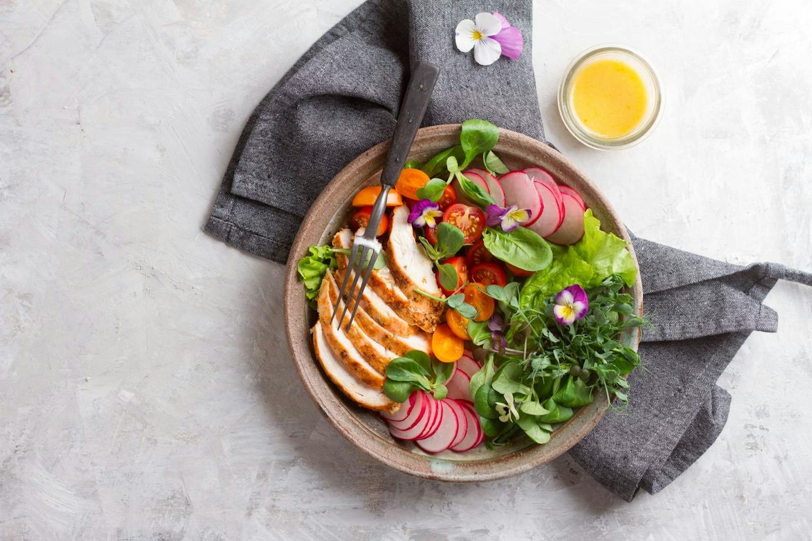 Ein leichter Salat mit Huhn stillt den Hunger und ist leicht verdaulich.