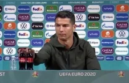 Cristiano Ronaldo greift nach den Cola-Flaschen.