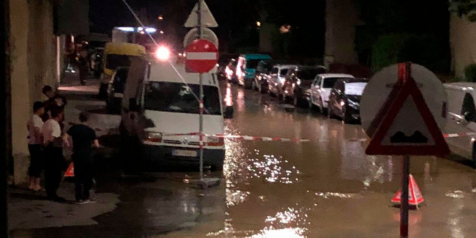 In der Nacht von Dienstag auf Mittwoch überflutete eine Straße in Wien-Favoriten.