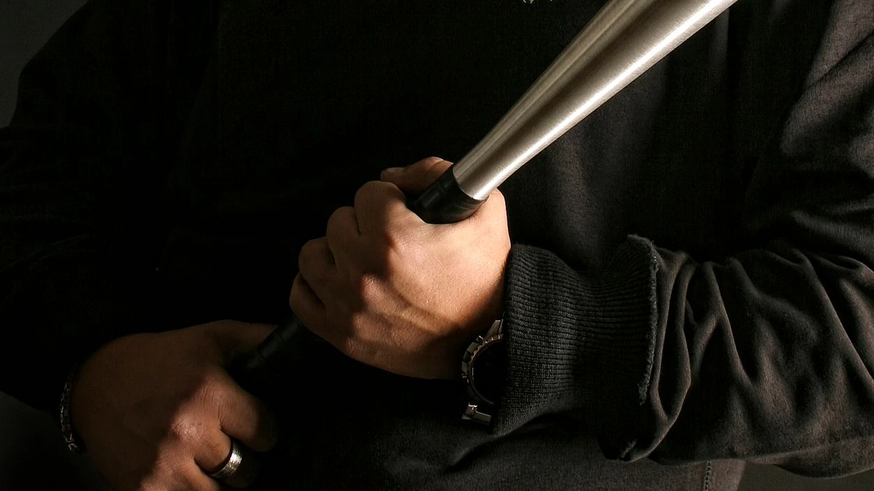 Heute.at - Mann schlägt Verlobter mit Baseballschläger ins Gesicht