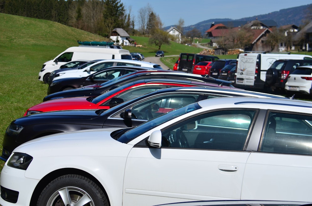 In der Sonne abgestellt können sich Autos schnell aufheizen. Im Bild: ein voller Parkplatz bei der Drachenwand am Mondsee. Symbolbild