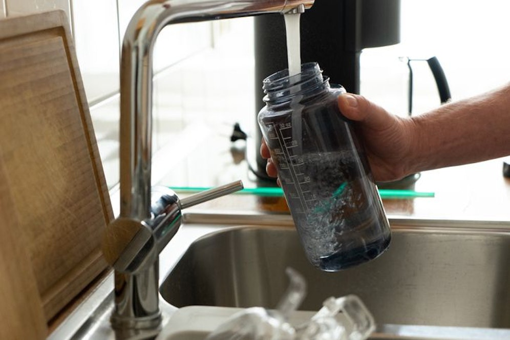 In Schiedlberg wurde wegen zu hohen Nitrit-Werten die Wasserleitung gesperrt. (Symbolbild).