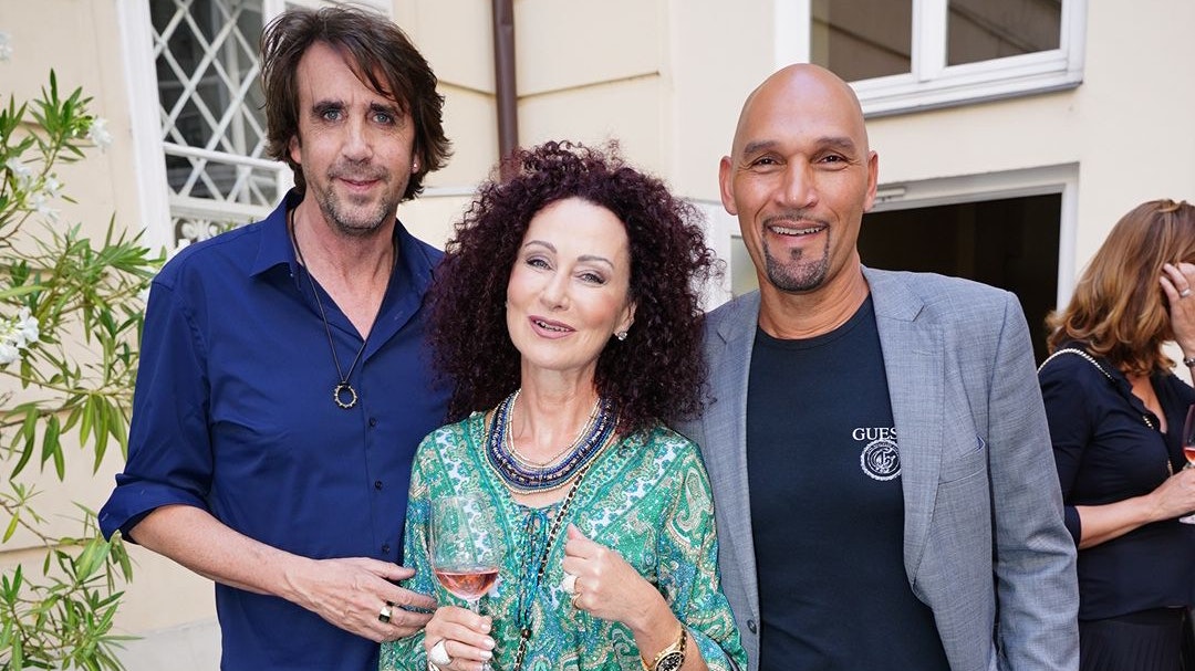 Mausi Lugner mit Coiffeur Winkler (l.), Musiker Radlher