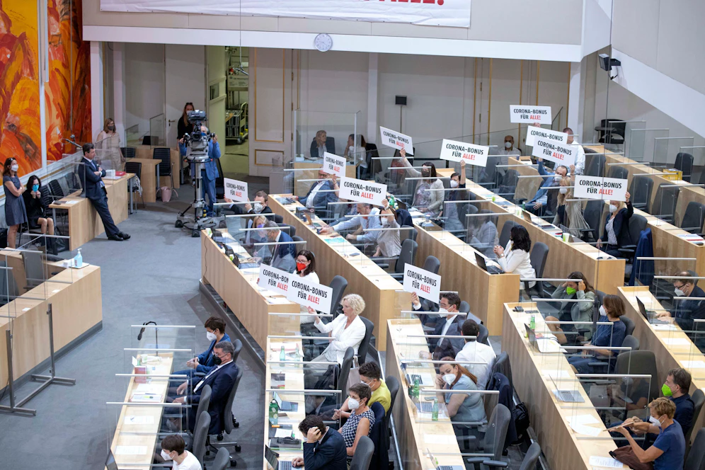 Nationalratssitzung am 16. Juni: Abgeordnete halten Schilder mit der Aufschrift 