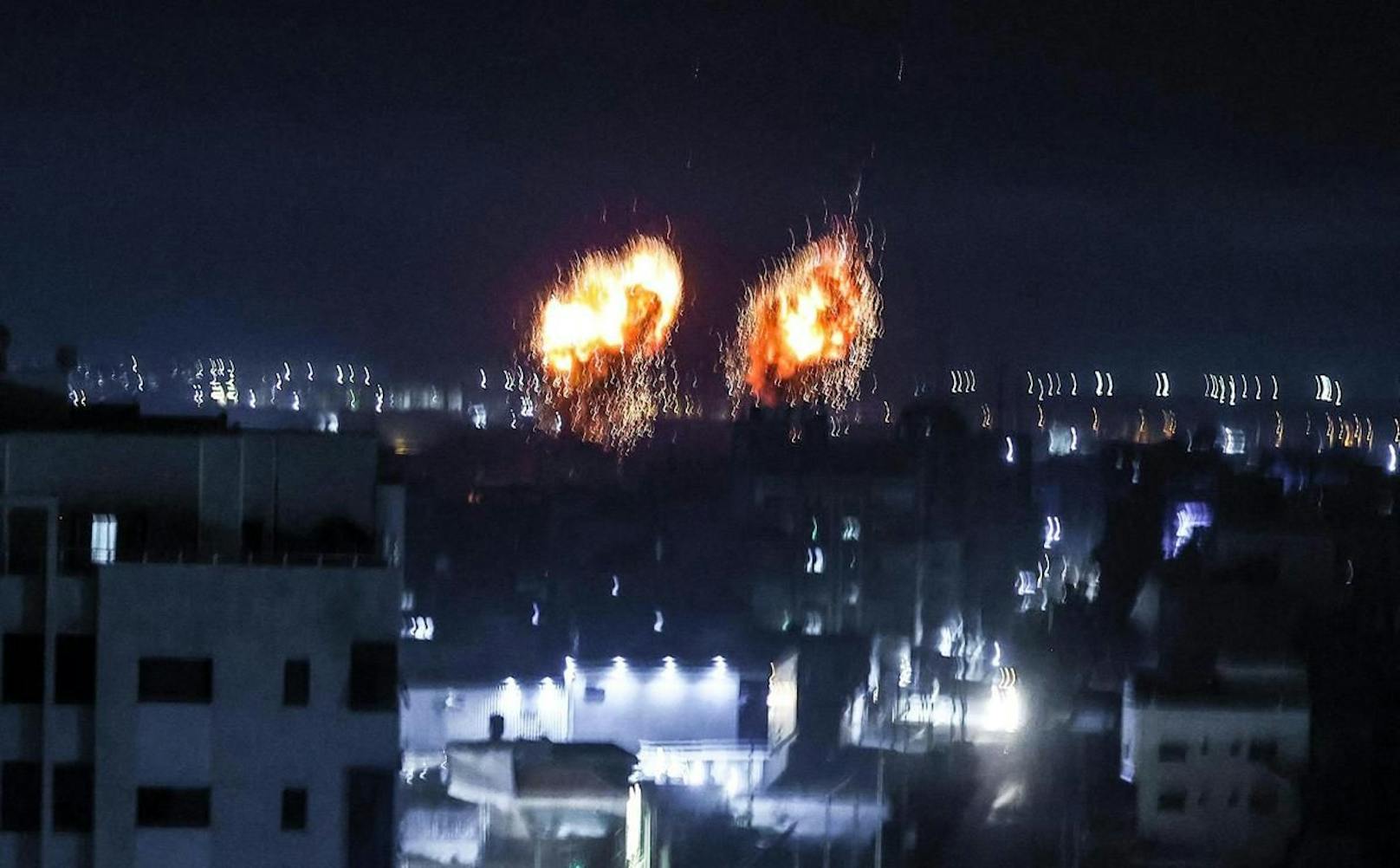 Nächtliche Luftangriffe: Explosionen im Gazastreifen. (16. Juni 2021)
