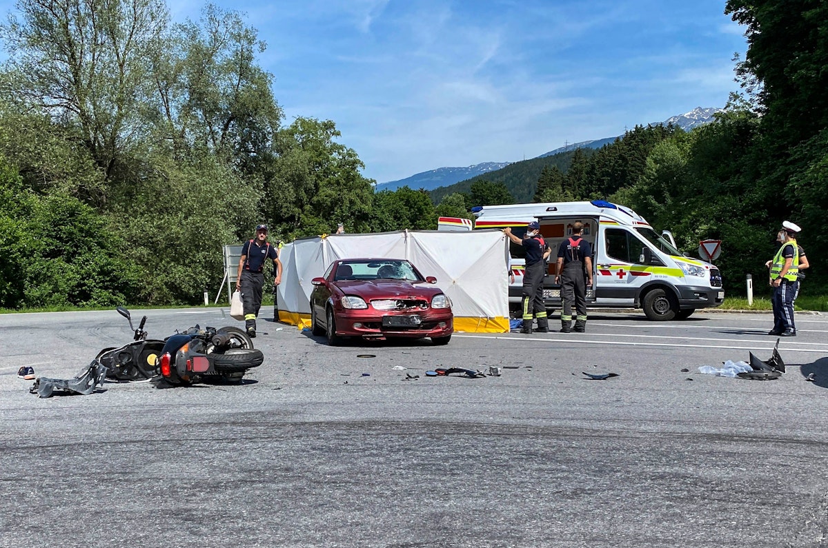 Frontalunfall am Dienstag Nachmittag auf der Völser Landesstrasse Abzweigung Götzner Auffahrt.  Ein PKW und ein Mopedlenker stiessen frontal zusammen, der Lenker des Mopeds wurde unter Reanimationsbedingungen in das Krankenhaus Innsbruck verbracht, der PKW Lenker blieb unverletzt. PI VI WILTEN