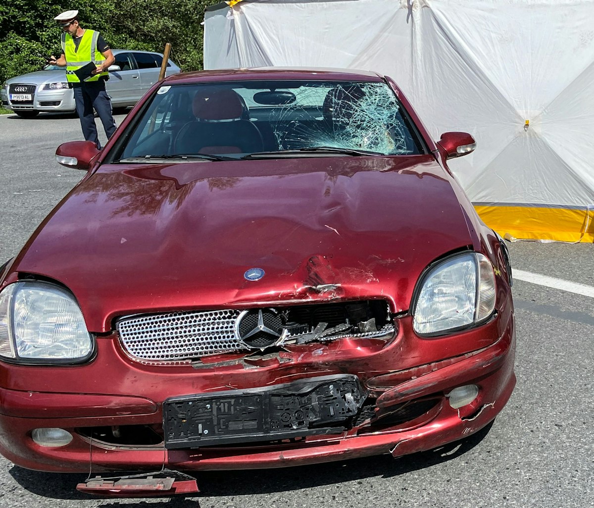 Frontalunfall am Dienstag Nachmittag auf der Völser Landesstrasse Abzweigung Götzner Auffahrt.  Ein PKW und ein Mopedlenker stiessen frontal zusammen, der Lenker des Mopeds wurde unter Reanimationsbedingungen in das Krankenhaus Innsbruck verbracht, der PKW Lenker blieb unverletzt. PI VI WILTEN
