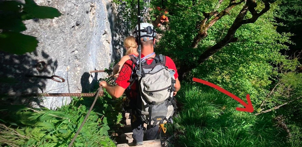 Der Bergsteiger konnte sich gerade noch an einer Wurzel festhalten.
