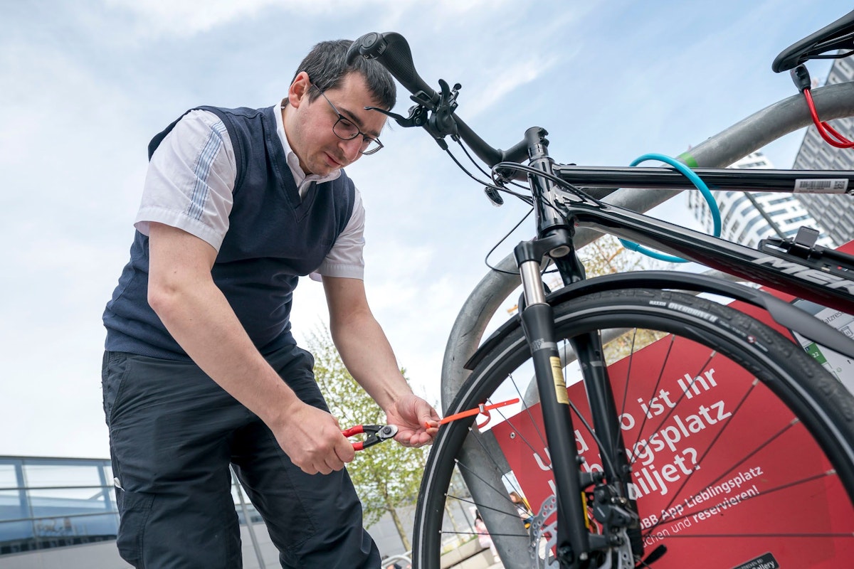 roland romano beim fahrradschlosstest mit redakteurin isabella kubicek, fahrradschloss, mit redakteurin isabella kubicek, 20210504 foto: helmut graf/tageszeitung heute