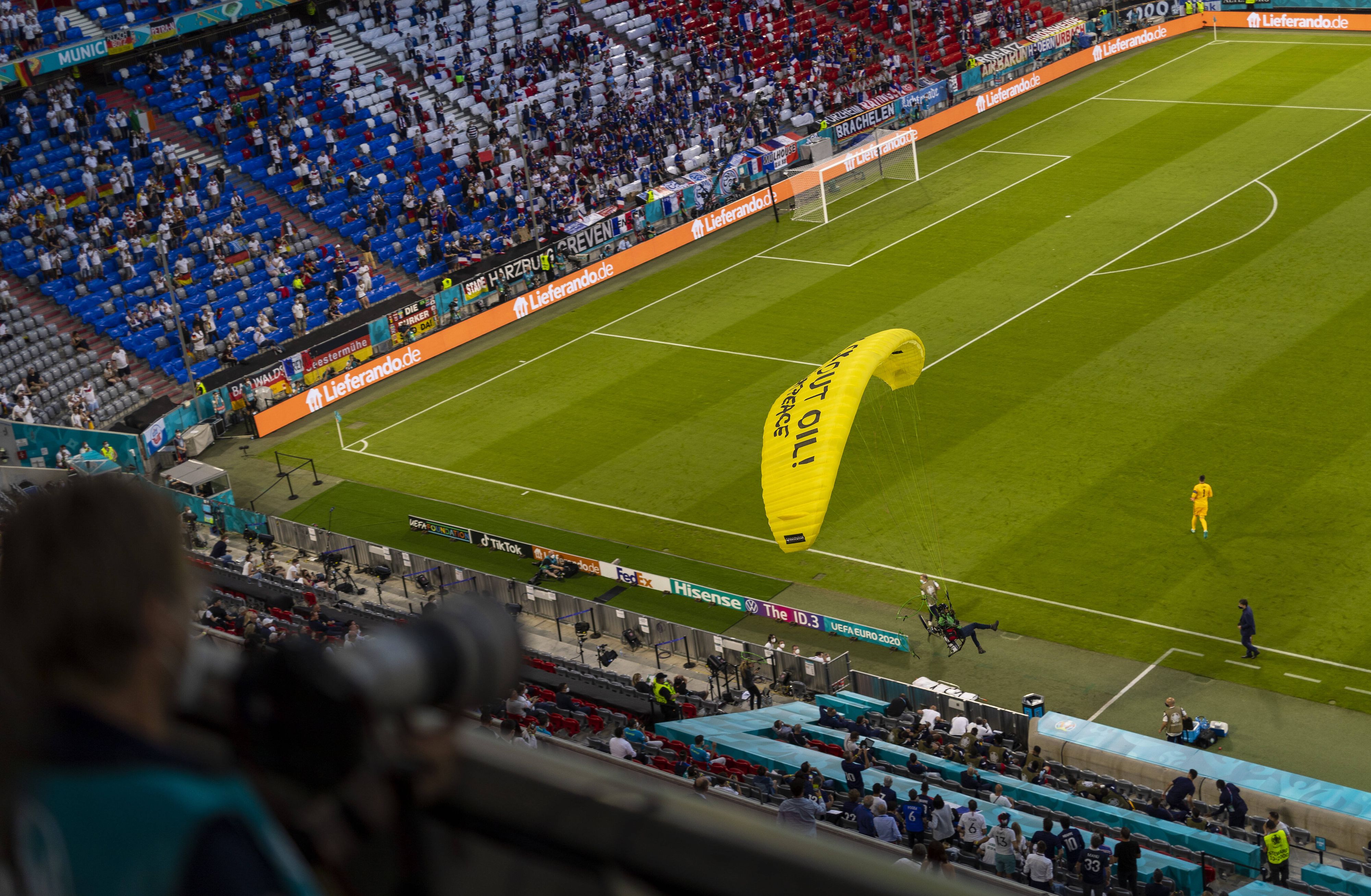 Der Fallschirmspringer verhindert den Aufprall im Publikum nur knapp.