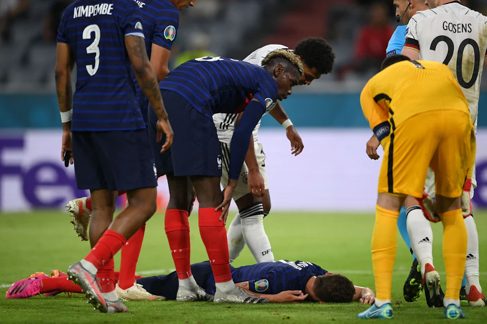 Benjamin Pavard war nach dem Zusammenprall bewusstlos.