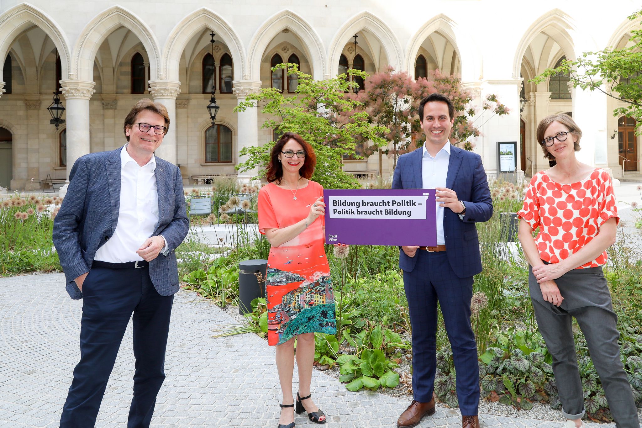 Ab 1. Jänner 2022 ist die Stadt Wien Mitglied der Österreichischen Gesellschaft für Politische Bildung. v.l.: Gerhard Bisovsky, Vorsitzender der Österreichischen Gesellschaft für Politische Bildung; Leiterin der Stadt Wien Abteilung Bildung und Jugend Brigitte Bauer-Sebek; Vizebürgermeister Christoph Wiederkehr; Geschäftsführerin der Österreichischen Gesellschaft für Politische Bildung Mag.a Rahel Baumgartner