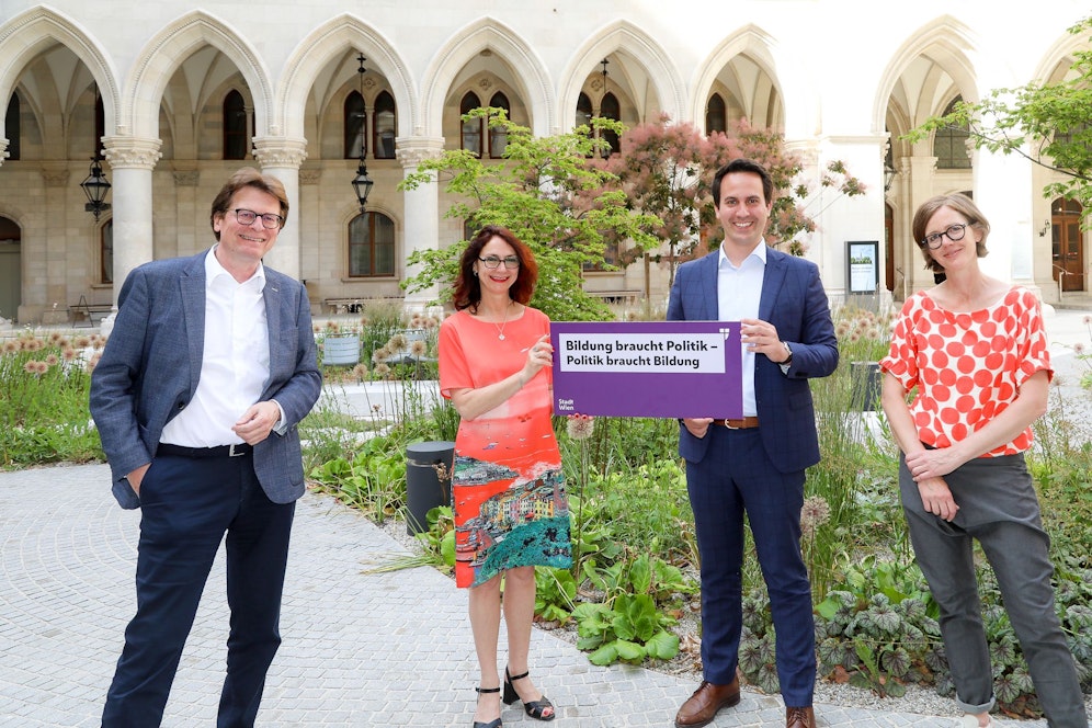 Ab 1. Jänner 2022 ist die Stadt Wien Mitglied der Österreichischen Gesellschaft für Politische Bildung. Die Entscheidung der Wiener Stadtregierung über den Beitritt wurde heute, Mittwoch, von Vizebürgermeister und Bildungsstadtrat Christoph Wiederkehr (Neos, 2.v.r.) (hier am Bild mit Gerhard Bisovsky, Vorsitzender der Österreichischen Gesellschaft für Politische Bildung, der Leiterin der Abteilung Bildung und Jugend der Stadt Wien Brigitte Bauer-Sebek und der Geschäftsführerin der Österreichischen Gesellschaft für Politische Bildung Rahel Baumgartner, v.l.n.r.) bekannt gegeben.