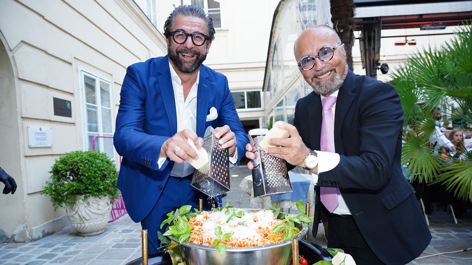 Jubilar Maloberti (l.) mit Pasta-Torte und Wirt Luigi Barbaro