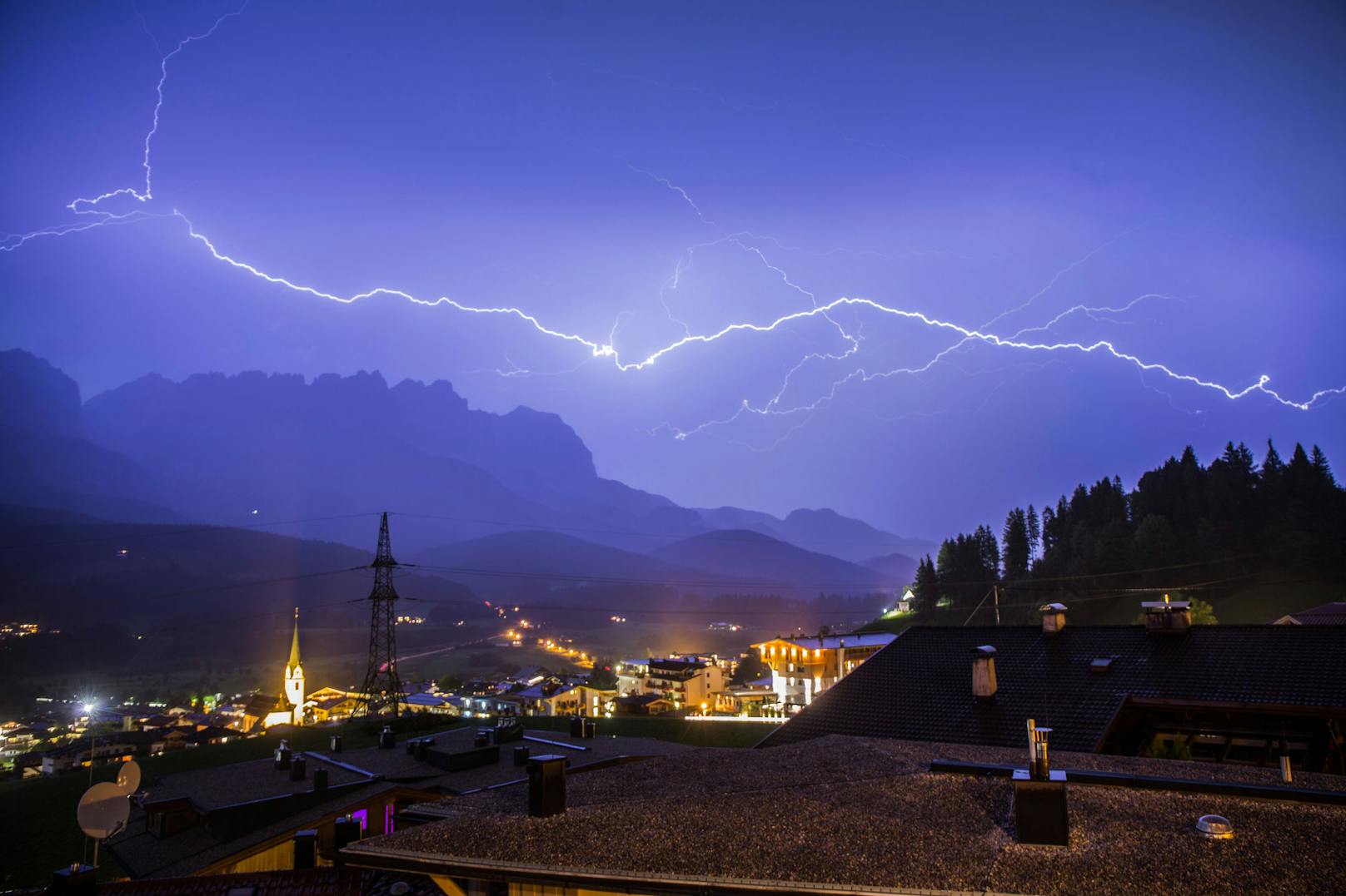 Blitze über dem abendlichen Himmel von Ellmau in Tirol. Archivbild