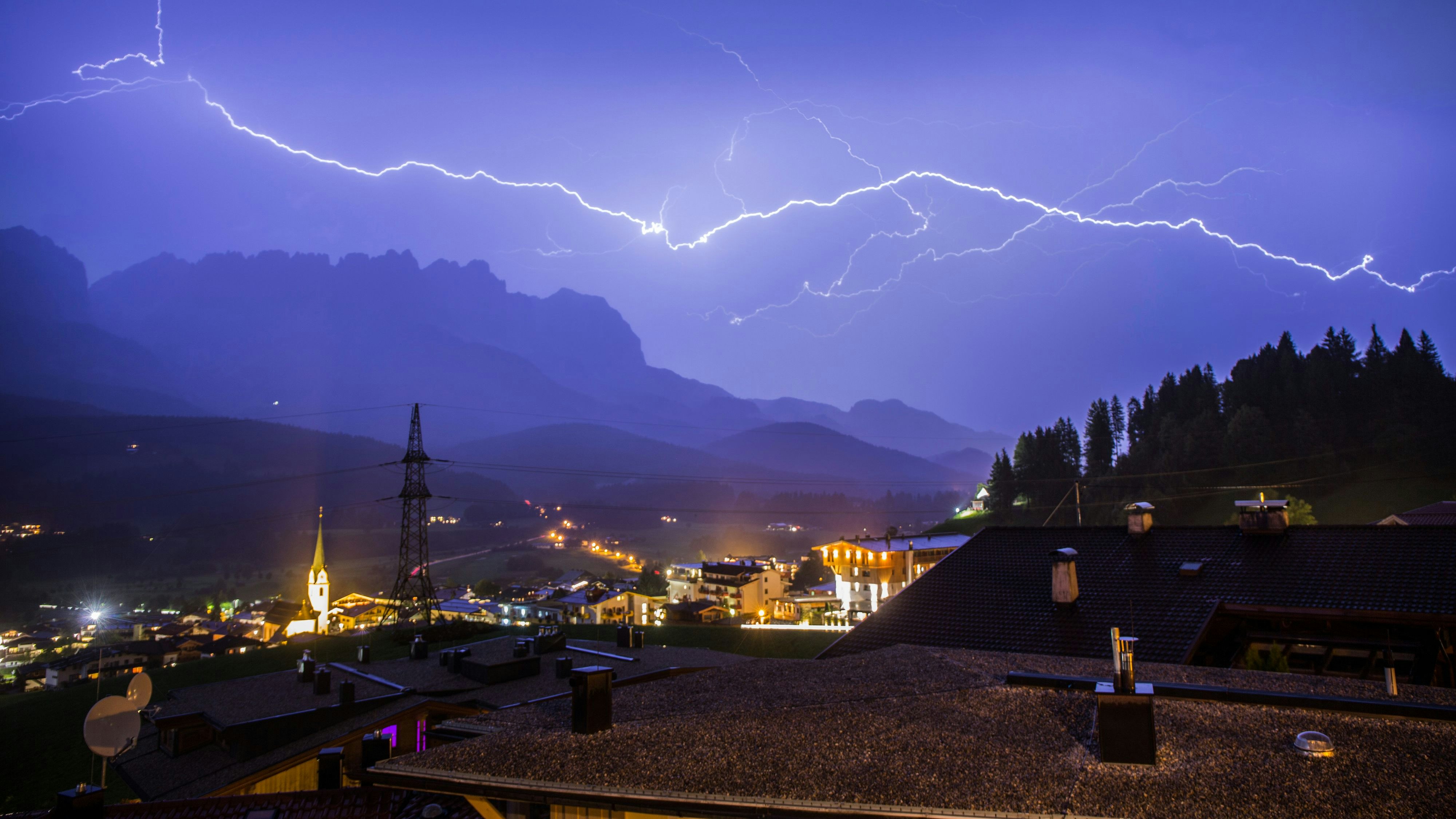 Blitze über dem abendlichen Himmel von Ellmau in Tirol. Archivbild