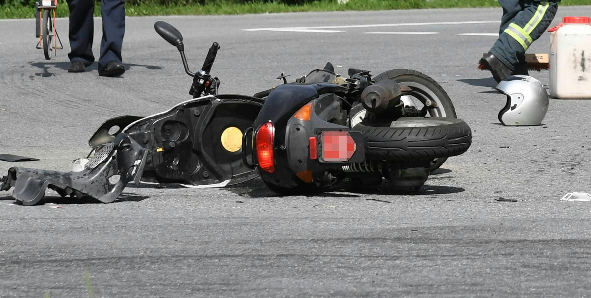 Frontalunfall am Dienstag Nachmittag auf der Völser Landesstrasse Abzweigung Götzner Auffahrt.  Ein PKW und ein Mopedlenker stiessen frontal zusammen, der Lenker des Mopeds wurde unter Reanimationsbedingungen in das Krankenhaus Innsbruck verbracht, der PKW Lenker blieb unverletzt. PI VI WILTEN