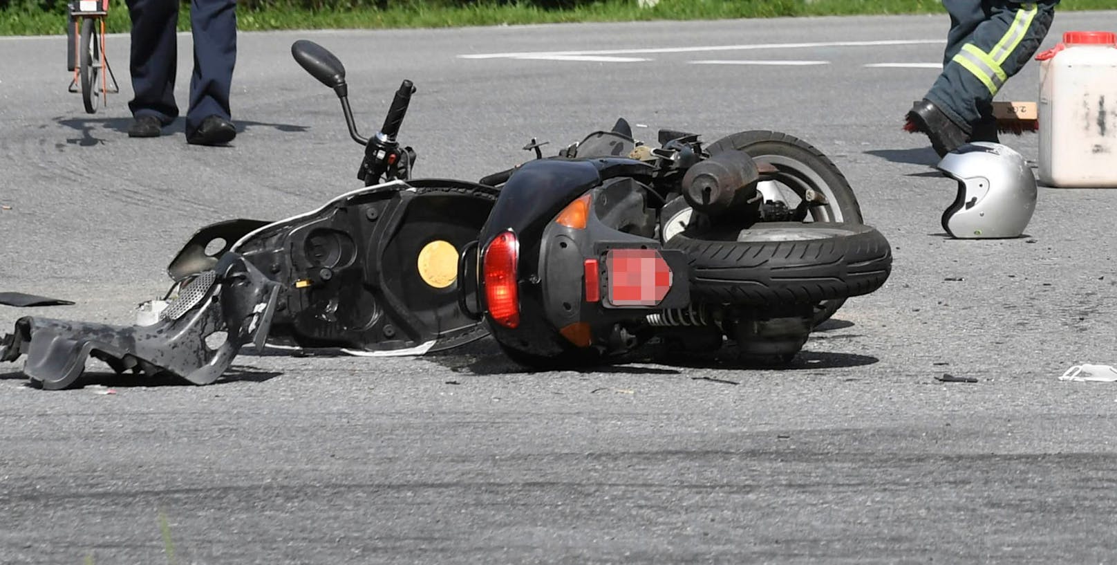 Die Mopedlenkerin wurde bei dem Unfall schwer verletzt (Symbolfoto).