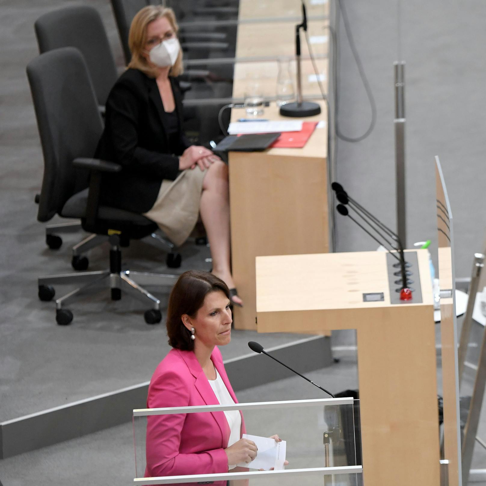 Karoline Edtstadler (ÖVP) und Infrastrukturministerin Leonore Gewessler (Grüne) im Nationalrat