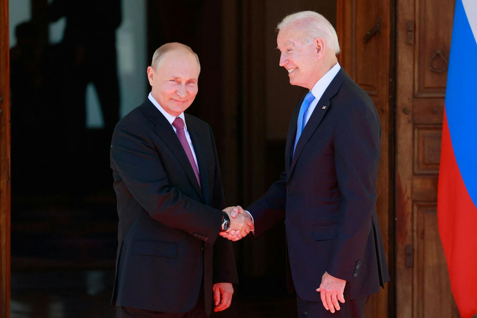 Russlands Präsident Wladimir Putin und US-Präsident Joe Biden reichen einander bei ihrem ersten persönlichen Treffen im Juni 2021 die Hände.