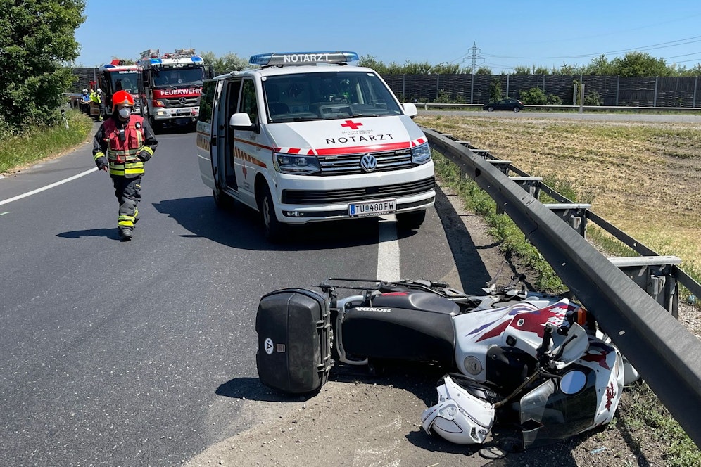 Am Mittwoch verlor ein Biker (50) in Wr. Neudorf die Kontrolle über sein Motorrad und starb noch an der Unglücksstelle.