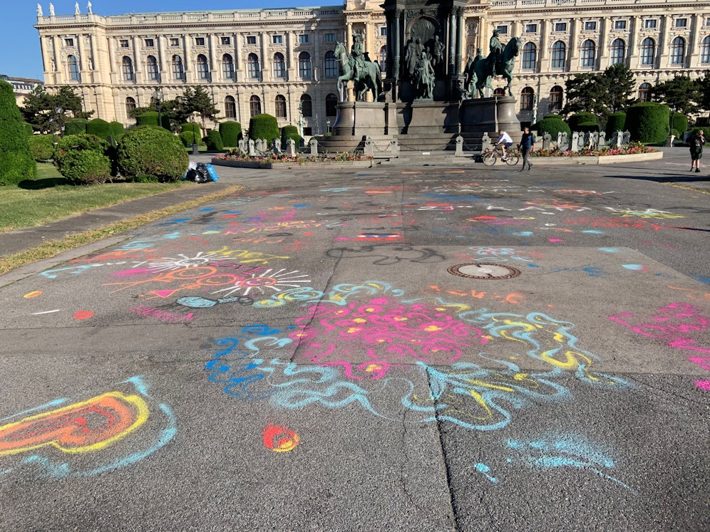 Die Burghauptmannschaft beklagt Vandalismus rund um die Maria-Theresien-Statue. In einem ersten Schritt wurde nun für die Grünflächen ein Betretungsverbot verhängt.