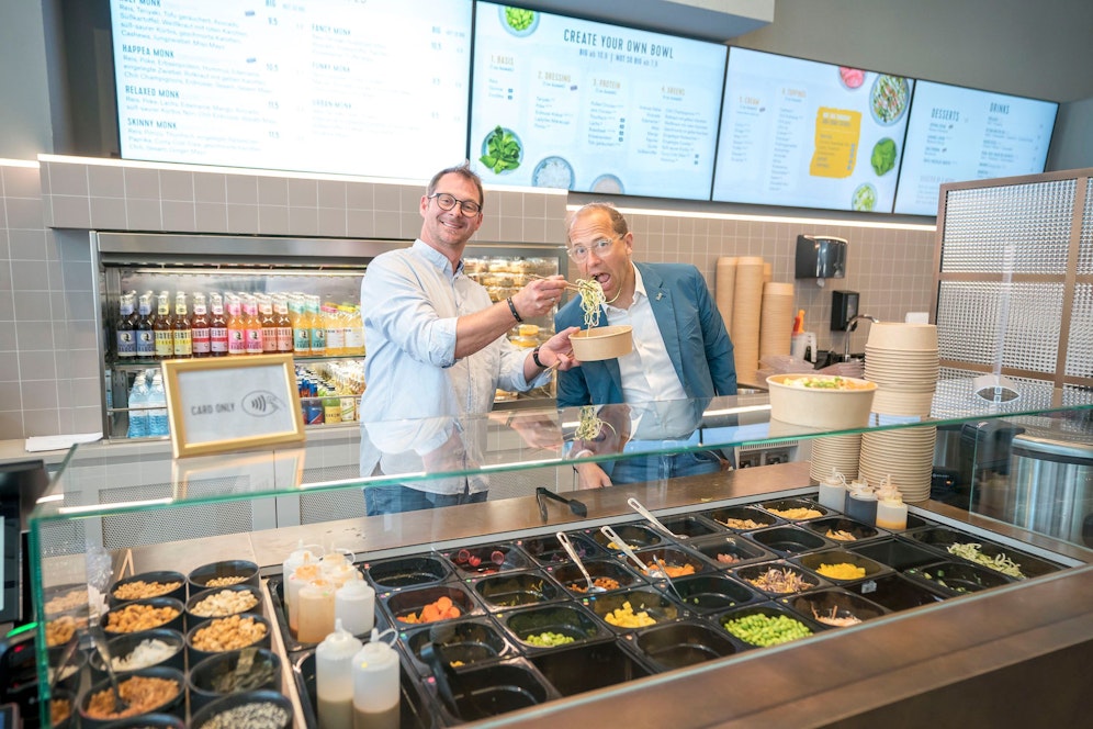 Haubenkoch Bernie Rieder (links) und ÖBB-Caterer Josef Donhauser (rechts) in der neusten Fat Monk Filiale.