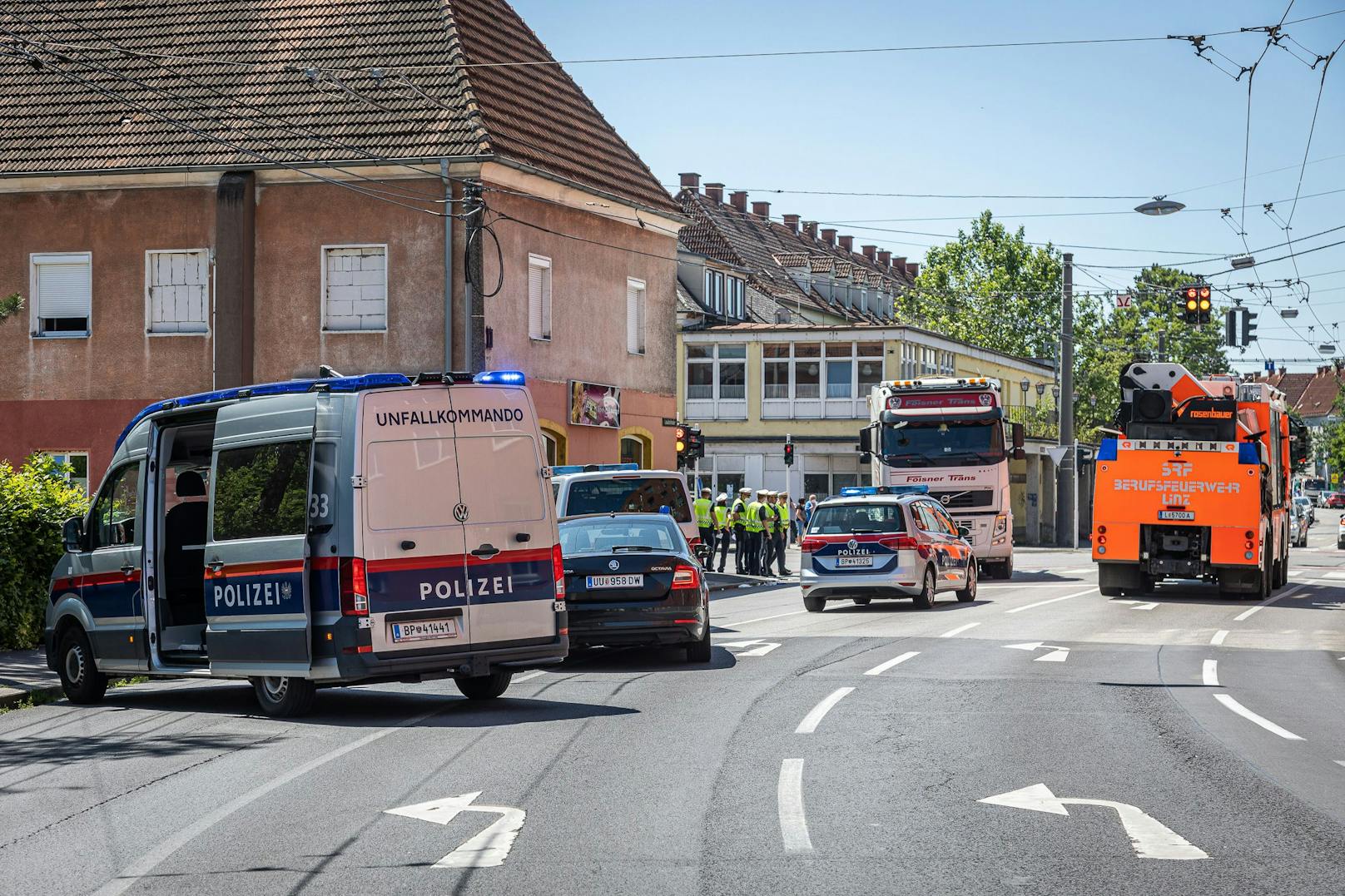 In Linz wurde eine Radfahrerin von einem Lkw überrollt und schwerst verletzt. Nun ist die Frau verstorben.
