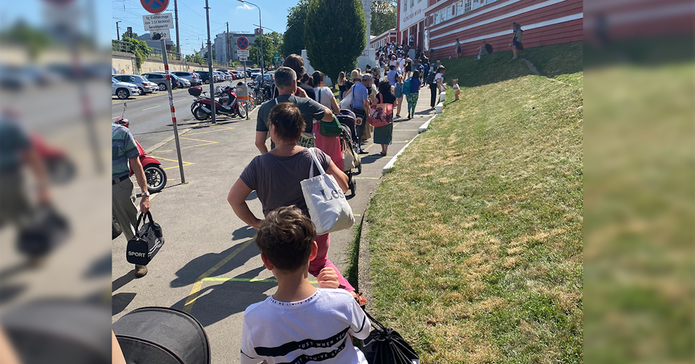 Die Schlange vor dem Kongressbad am Mittwoch war lang.