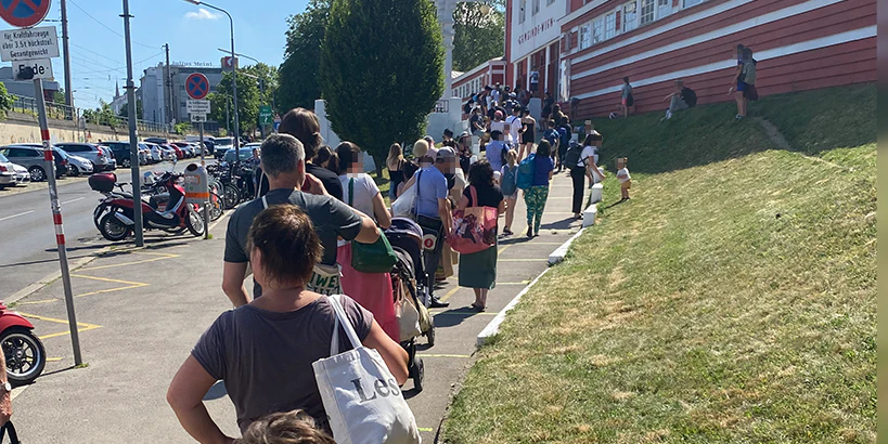 Die Schlange vor dem Kongressbad am Mittwoch war lang