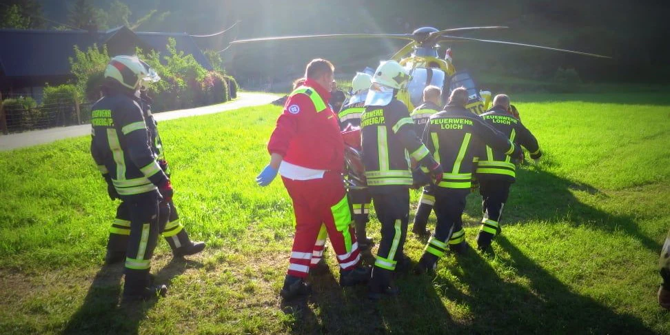 Die Einsatzkräfte trugen den Verletzten zum Helikopter. 