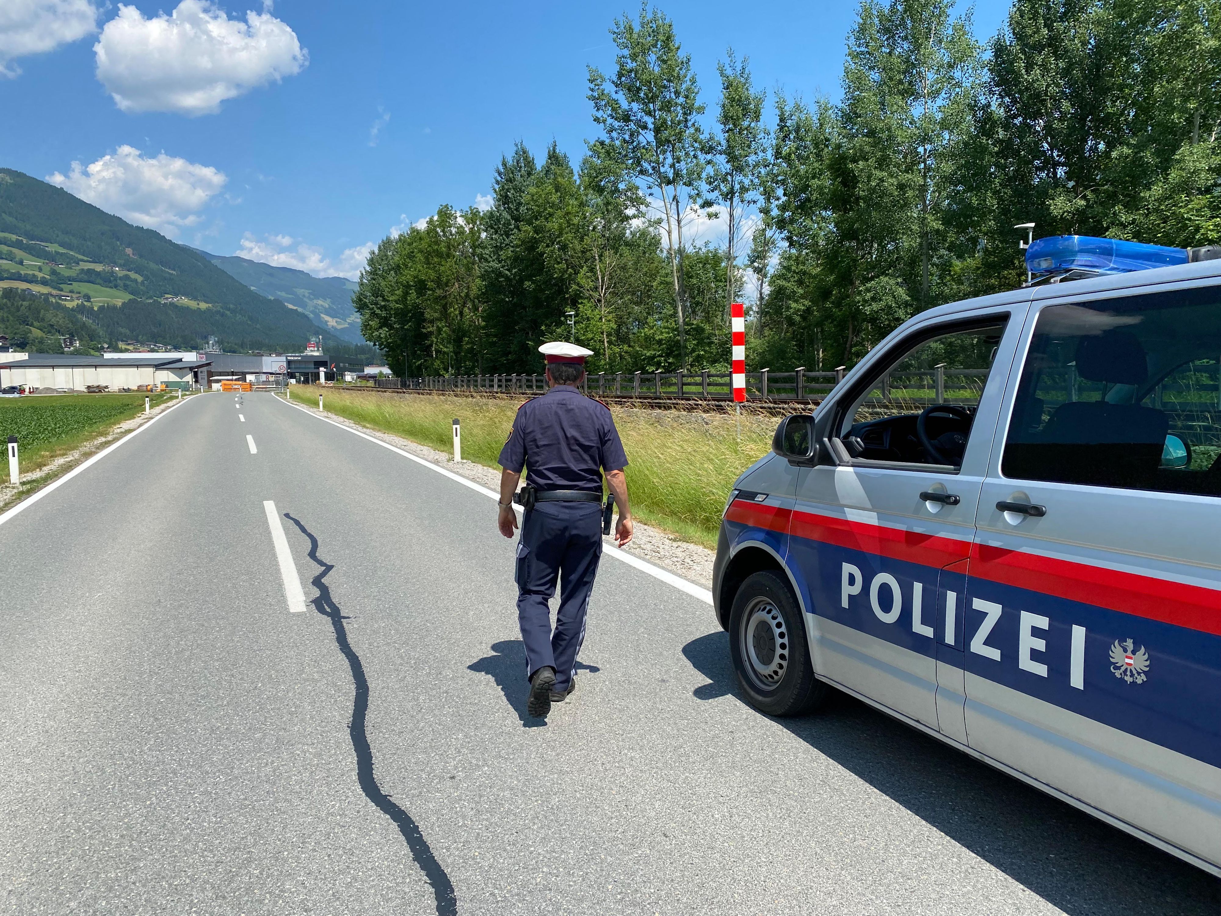 Ein Beamter der Polizei Ried im Zillertal am vermeintlichen Tatort.