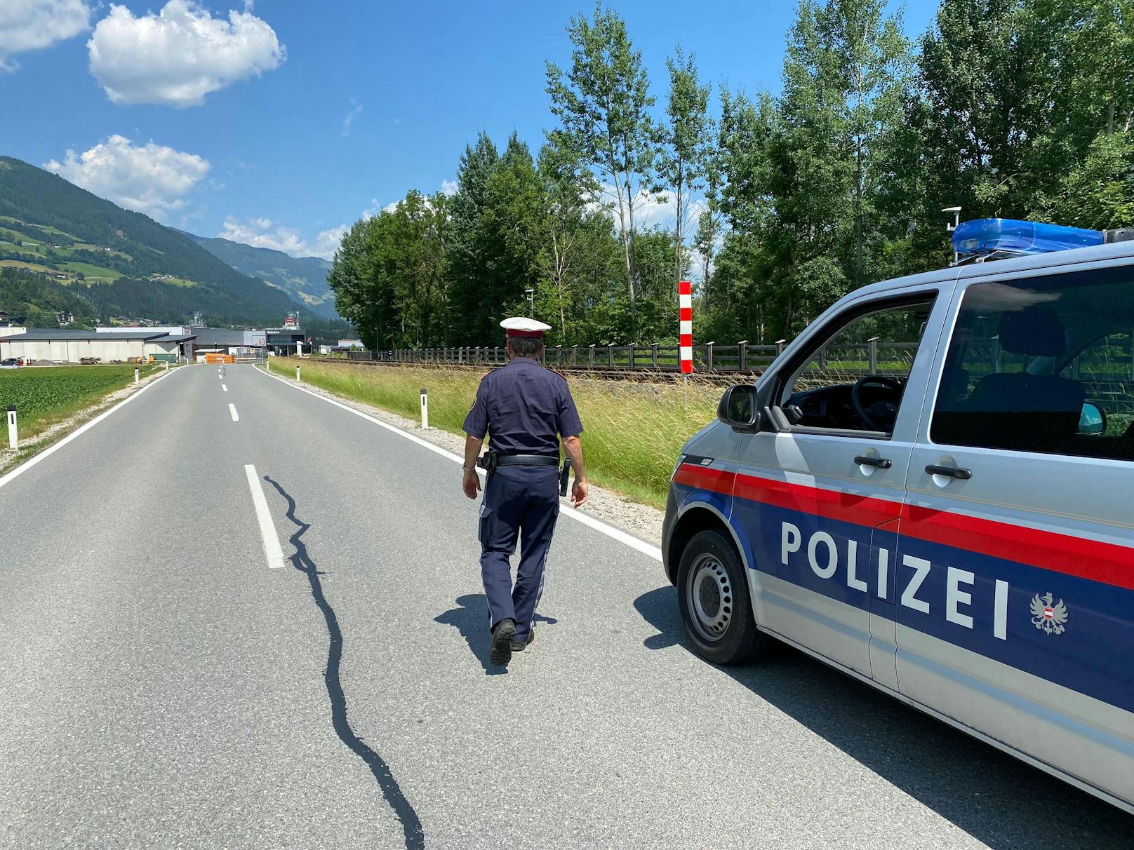 Ein Beamter der Polizei Ried im Zillertal am vermeintlichen Tatort.