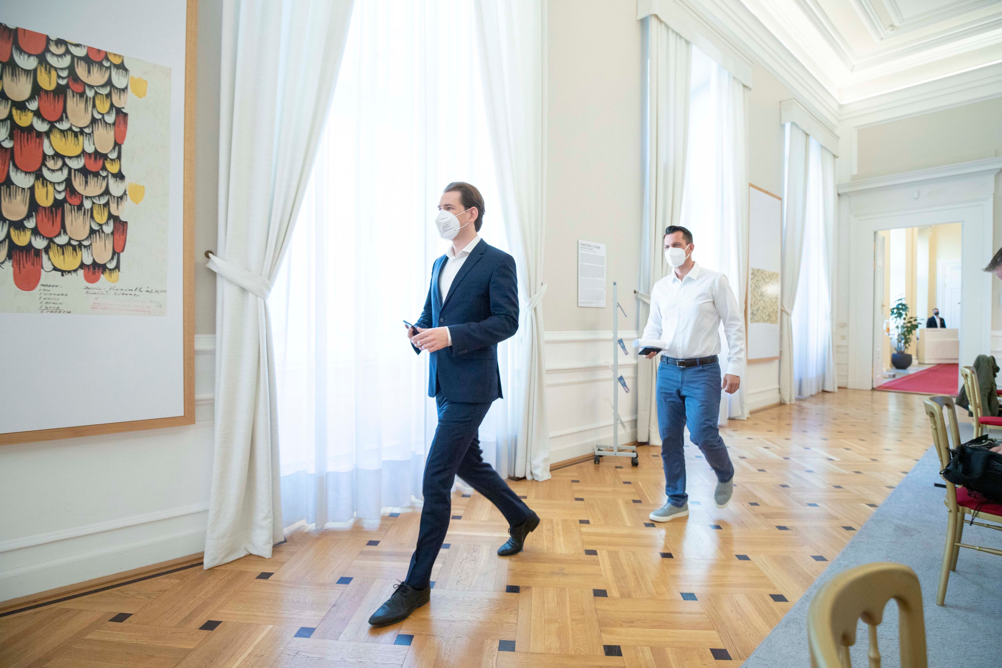 Pressekonferenz im Bundeskanzleramt in Wien bezüglich weiterer Öffnungsschritte in Österreich. Im Bild: Bundeskanzler Sebastian Kurz (ÖVP), Gesundheitsminister Wolfgang Mückstein (GRÜNE). Wien. 