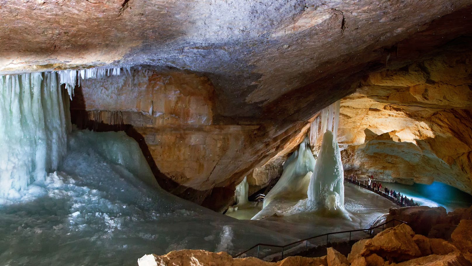 Besonders kühl wird's in der Dachstein Eishöhle bei frischen Minus zwei Grad.