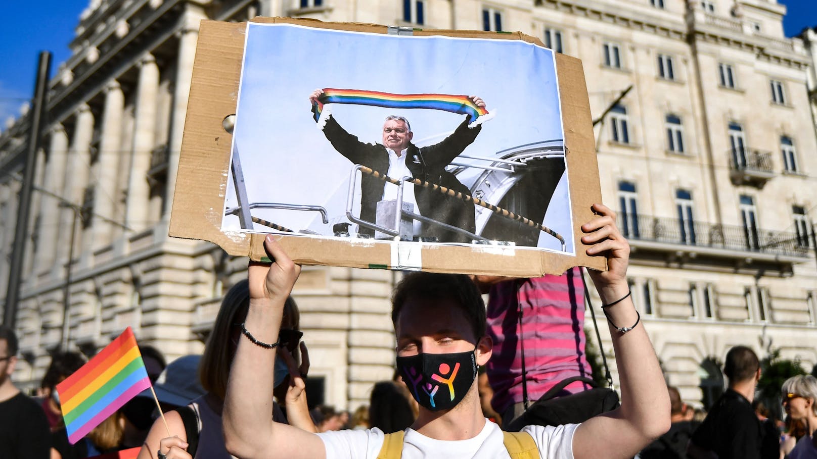 Tausende Menschen haben am Montag vor dem Parlament in Budapest gegen ein Gesetz demonstriert, das die Informationsrechte und den Schutz von homosexuellen und transsexuellen Jugendlichen einschränkt.