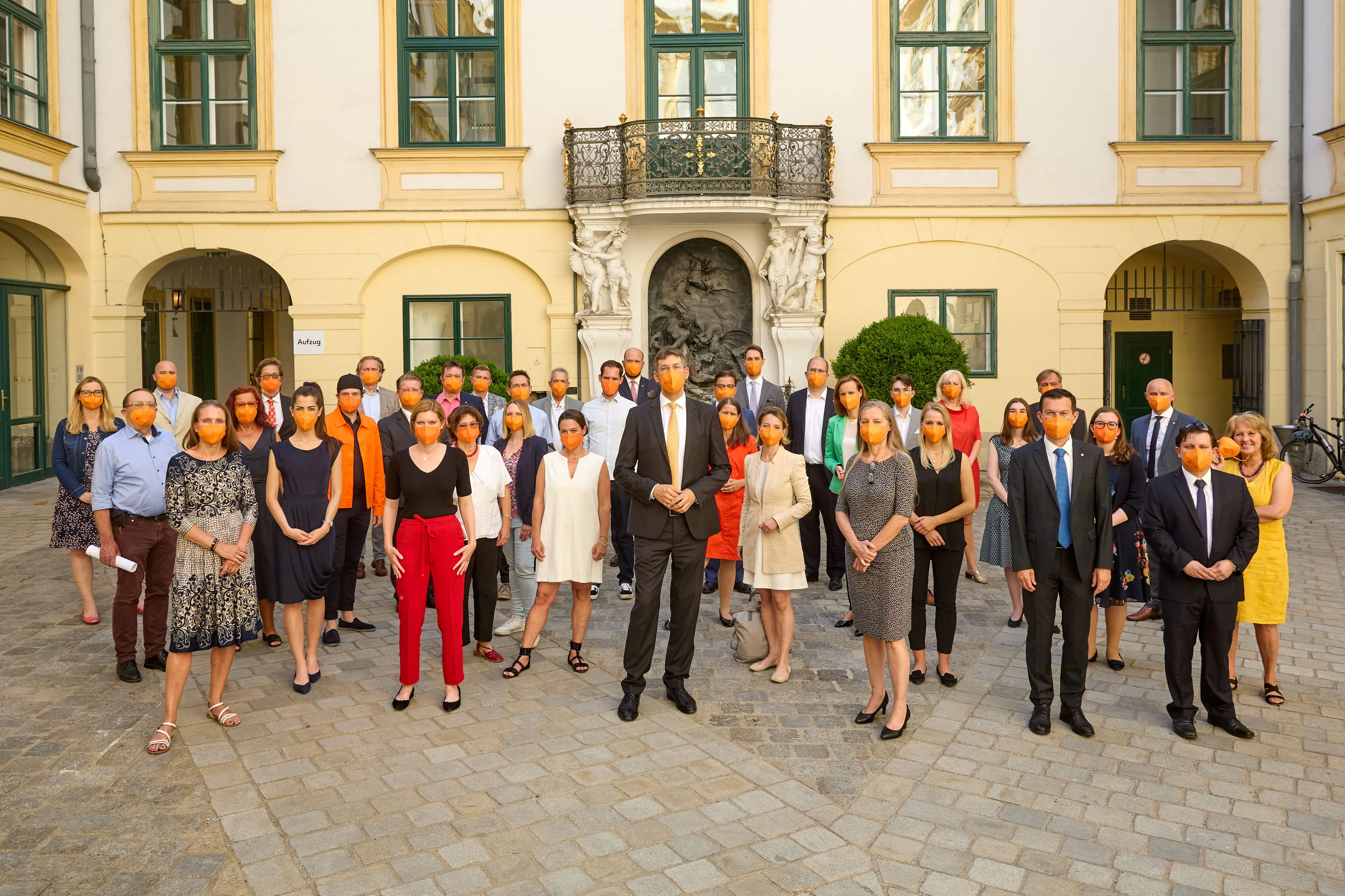 Mit orangen FFP-Masken setzten Bezirkschef Markus Figl (ÖVP) sowie die Bezirksräte aller im Bezirksparlament vertretenen Parteien