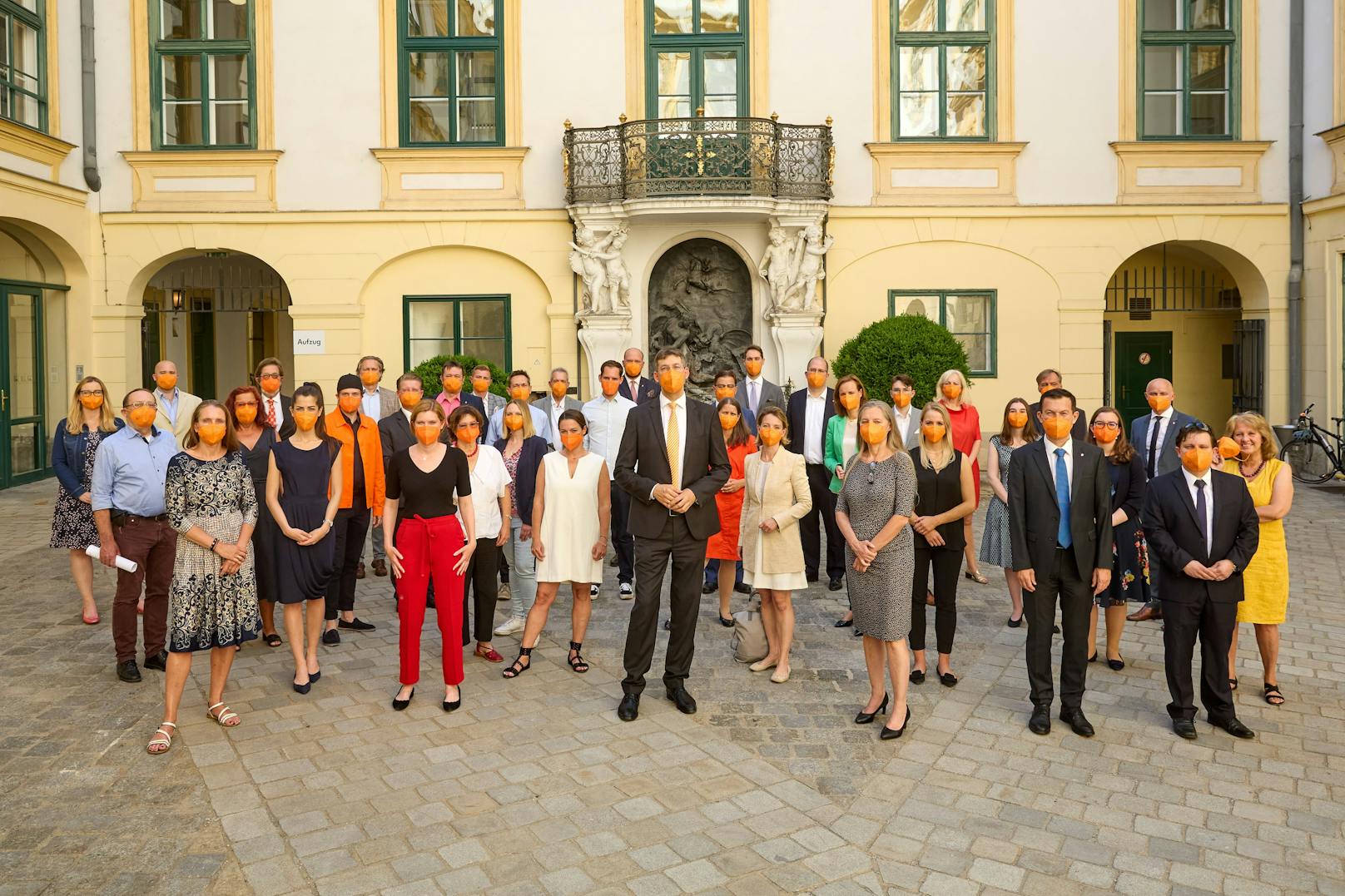 Mit orangen FFP2-Masken setzten Bezirkschef Markus Figl (ÖVP) sowie die Bezirksräte aller im Bezirksparlament vertretenen Parteien im Innenhof des Alten Rathauses ein Zeichen gegen Gewalt an Frauen.&nbsp;