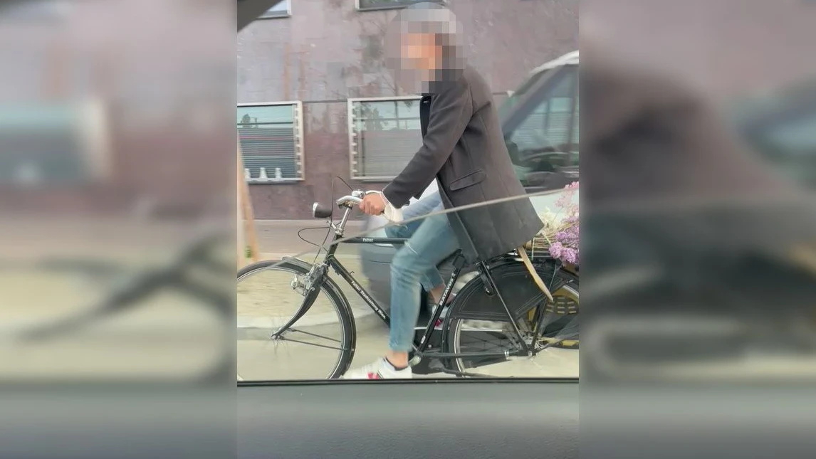 Der Mann hat es offenbar auf parkende Autofahrer abgesehen. 